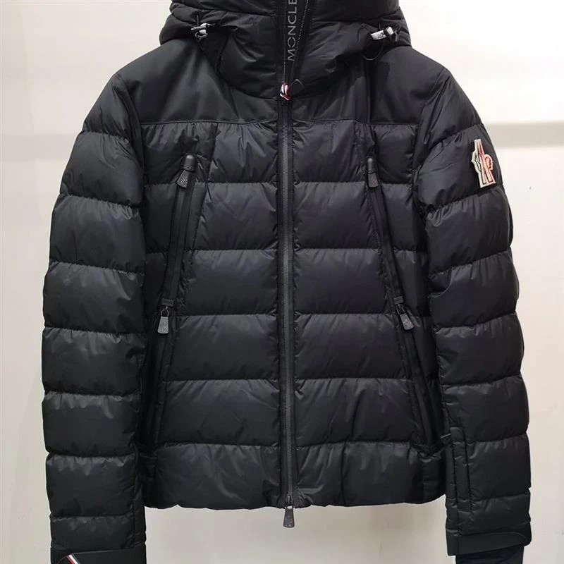 全新未使用 MONCLER M  CAMURAC滑雪连帽双拉链袖标羽绒服1A50540