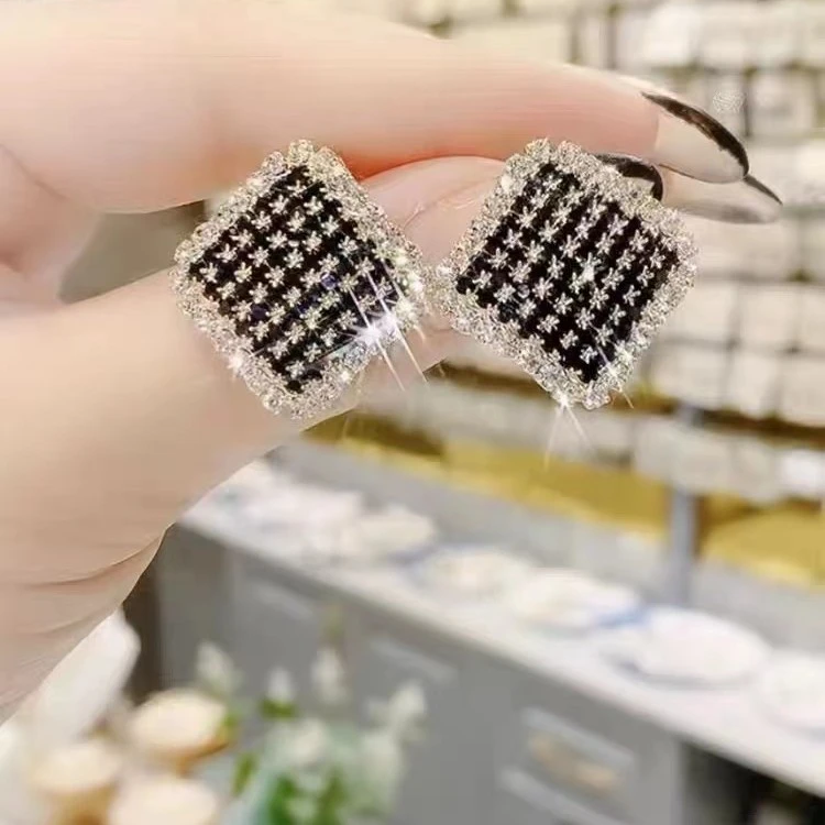 铜合金亚克力耳饰 057: 黑色棋盘格耳钉：