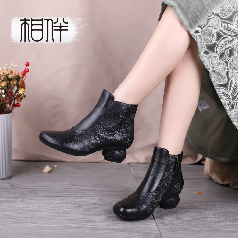 相伴【暗香】真皮短靴女2022新款复古民族风花朵粗跟女靴子51718