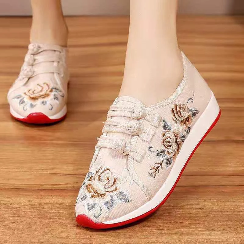 老北京绣花运动鞋广场舞汉服搭配民族风复古舒适透气女单鞋