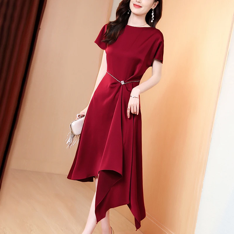 [深圳南油]酒红色缎面连衣裙女2025新款气质名媛不规则中长款礼服
