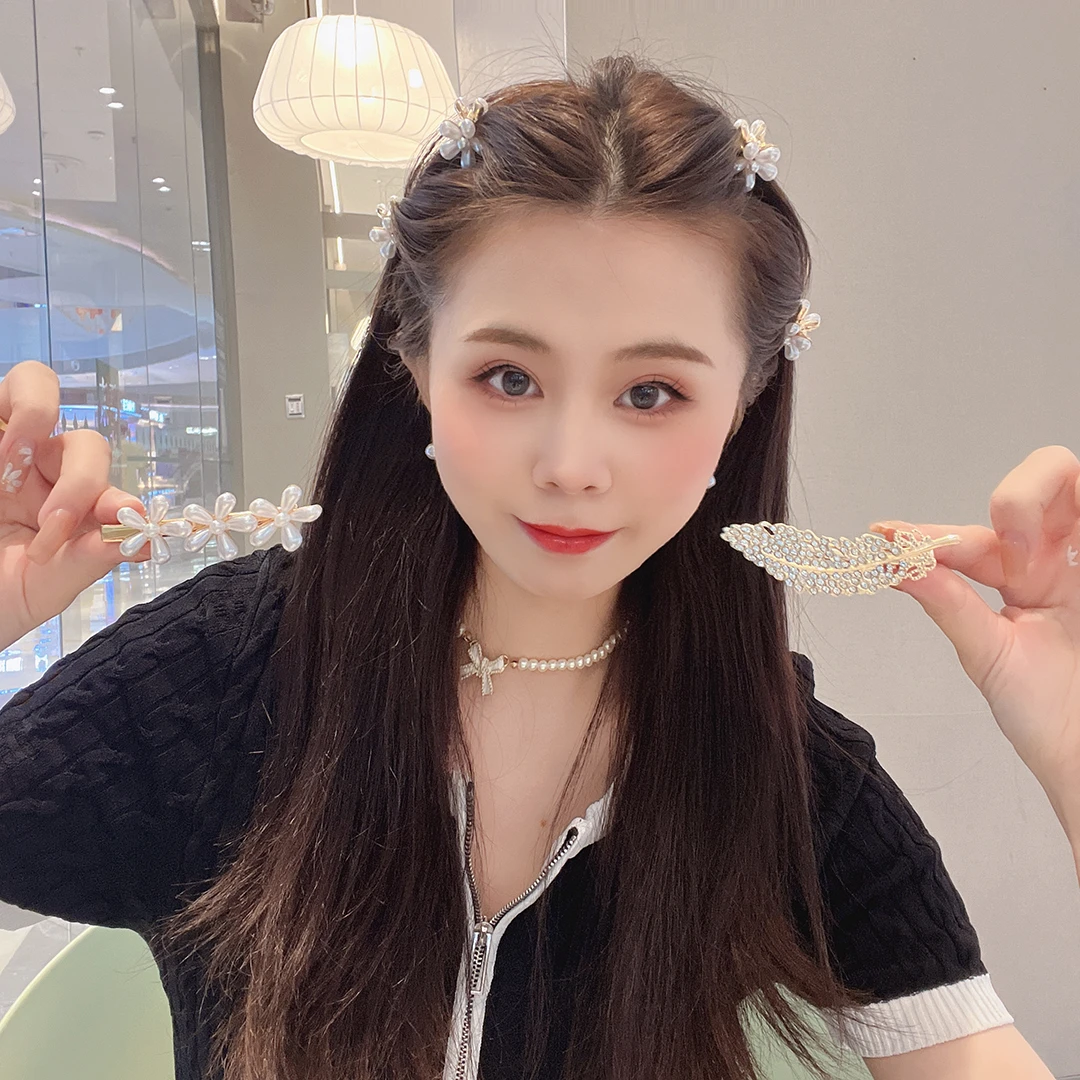 无金属亚克力发饰 6个五瓣花抓夹1个羽毛发夹1个三花抓夹