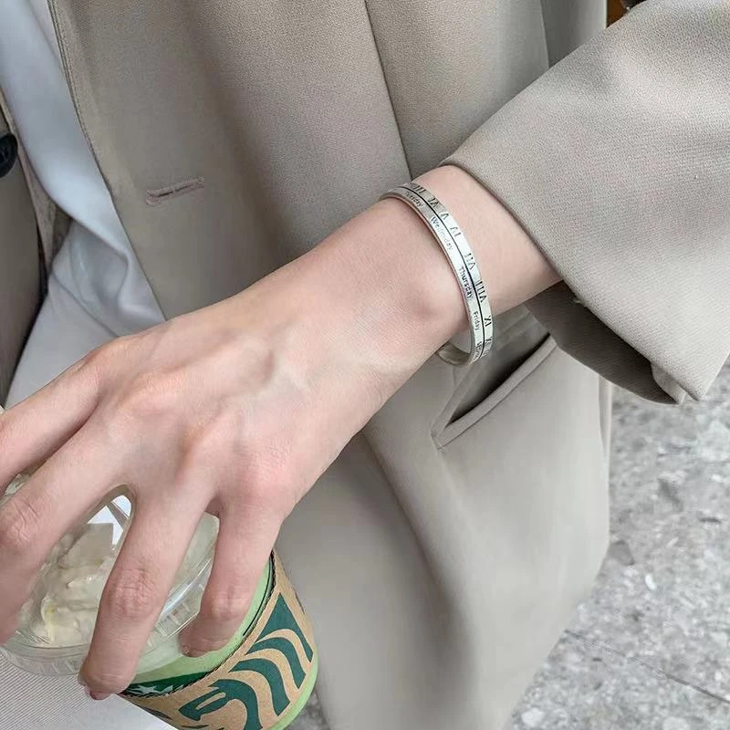 亦吱贝 铜合金手镯 复古做旧英文罗马数字高级感时尚情侣个性手镯
