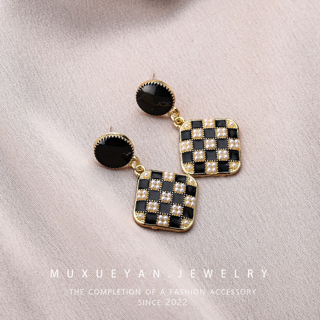 沐雪妍 合金仿珍珠耳饰 顺问冬安黑白棋盘格方形耳坠轻奢气质耳环