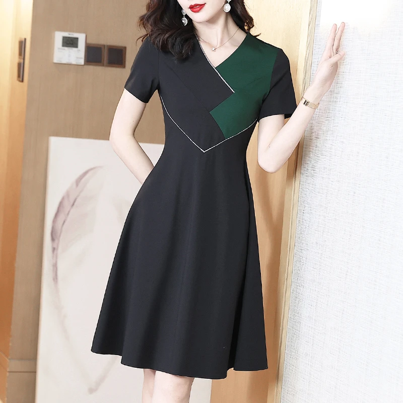连衣裙女2025夏季新款墨绿V领高端名媛气质修身显瘦赫本风小黑裙
