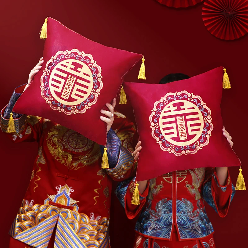 结婚刺绣抱枕一对婚房布置红色喜字压床婚庆用品大全新婚靠垫座垫