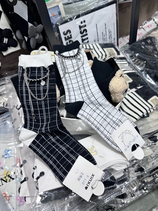 22秋冬新款袜子女欧货个性重工烫钻格子链条潮袜无骨中筒袜棉袜