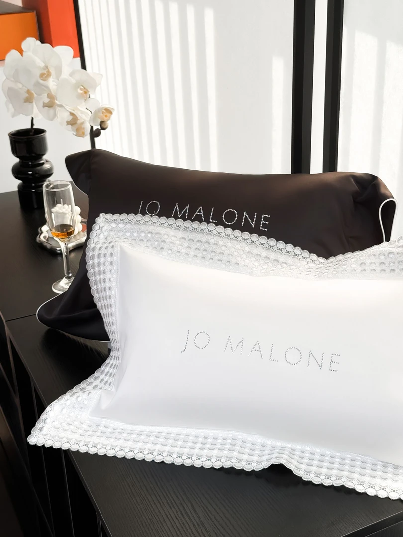 祖玛龙高奢定制烫钻抱枕腰枕宠粉浮力