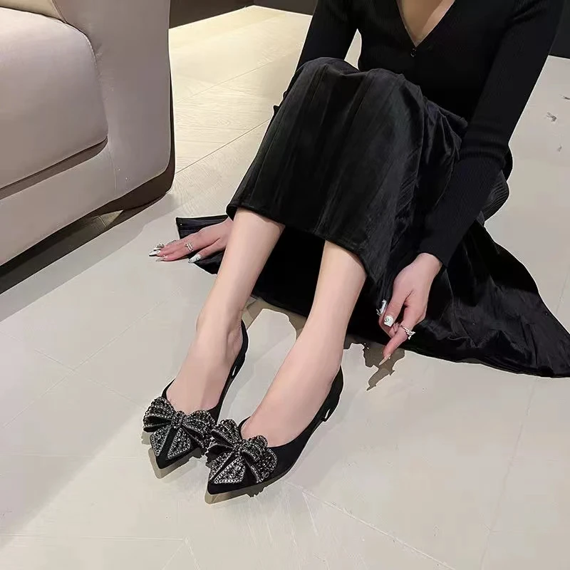 尖头黑色绸缎蝴蝶结2025年新款小单鞋低跟鞋软底软面粗跟工作鞋