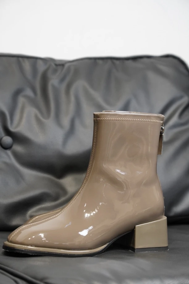 Jin eleven 2024秋冬新款漆皮方头短靴真皮百搭时尚短靴