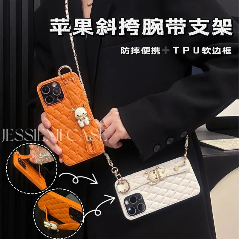 适用苹果15promax手机壳斜挎挂绳女小香风iPhone16腕带14全包防摔
