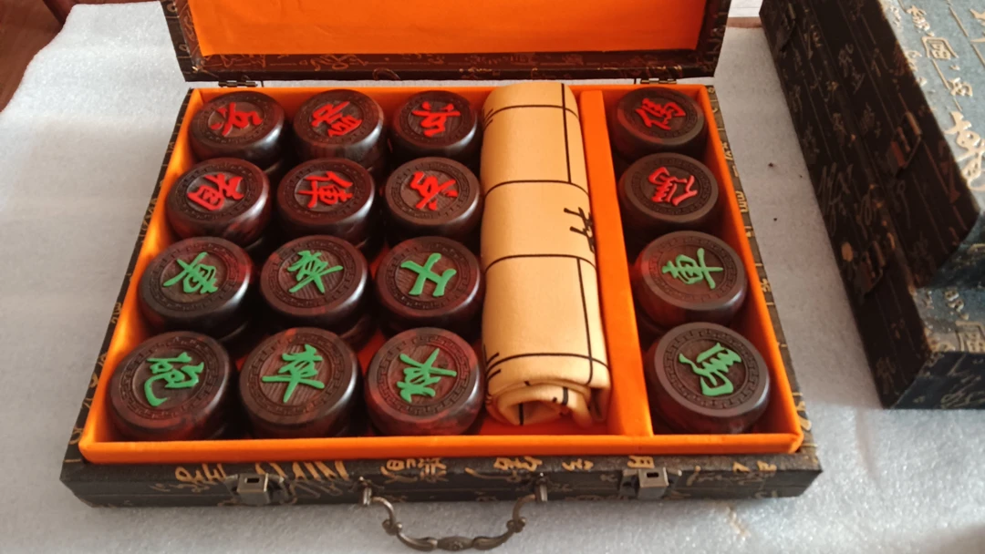 大红酸枝木料(交趾黄檀)象棋，直径6厘米。特价