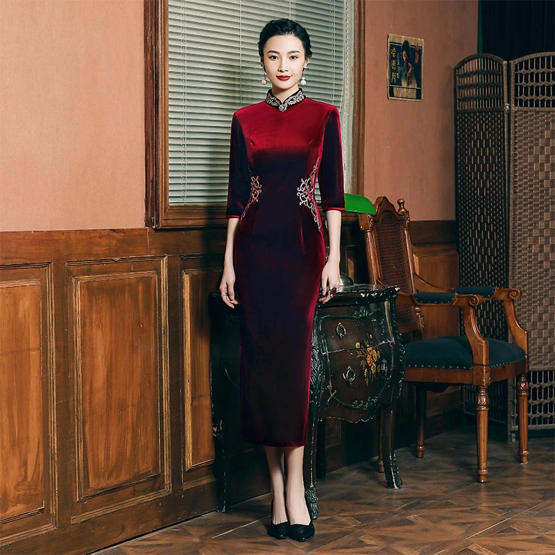 古典旗袍2025年春季新款复古改良新中式女妈妈金丝绒苏绣长款修身