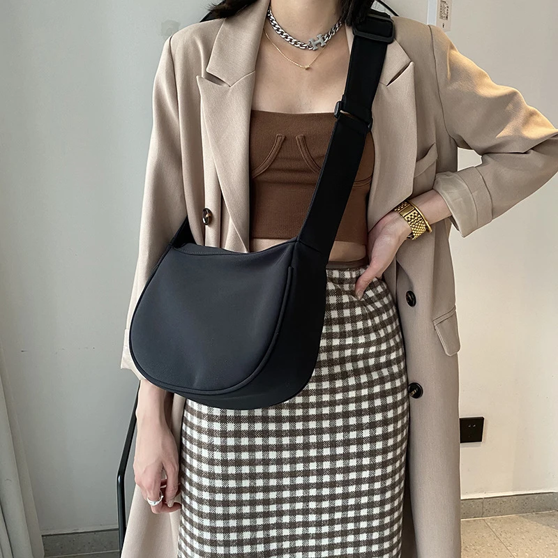 春夏帆布饺子包2025新款小众休闲百搭乞丐包牛津布质感斜挎包包女