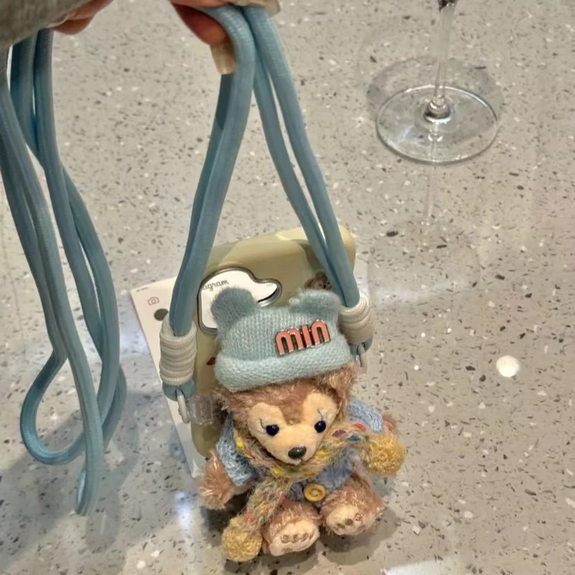 卡通可爱毛绒雪莉玫适用iPhone16promax苹果15手机壳14斜挎13秋冬