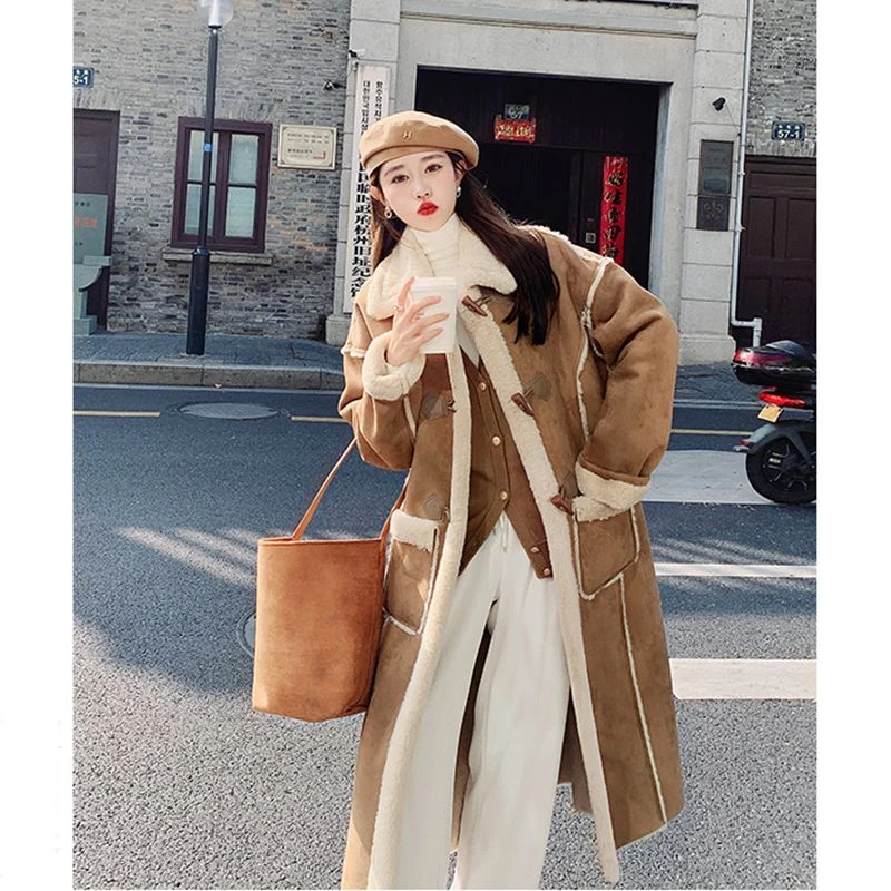 长款皮毛一体仿羊羔绒牛角扣大衣女2024冬季新款加绒麂皮绒外套