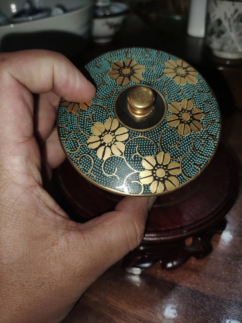 一只绿色的漂亮小杯杯