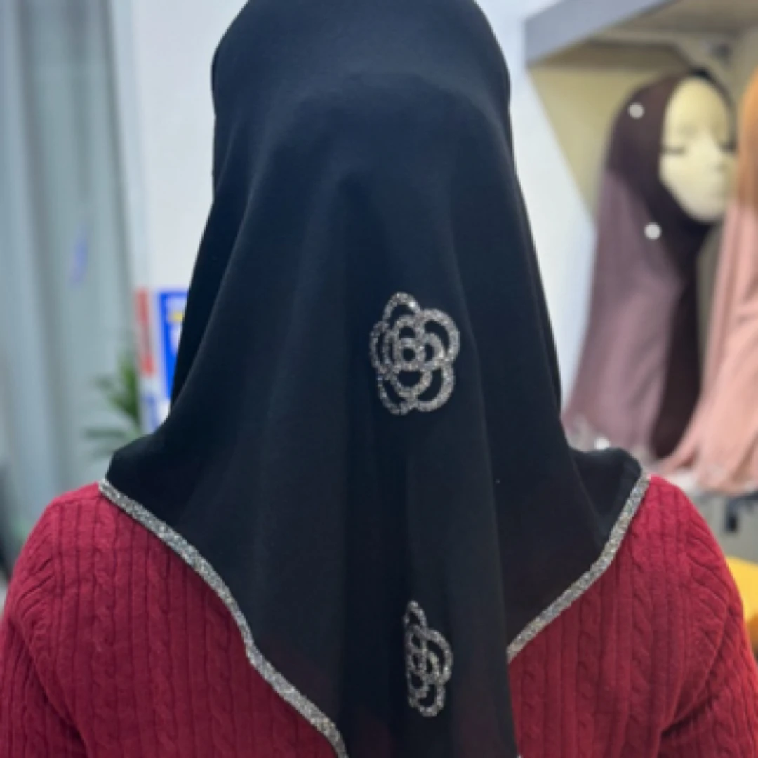 卡拉麻高端重工山茶花手工烫钻方巾