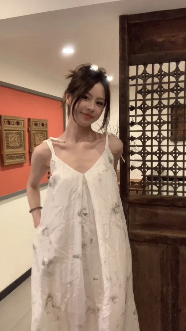 THREE GOOOD/三吉白玉兰山褶皱系带连衣裙 DQ240103