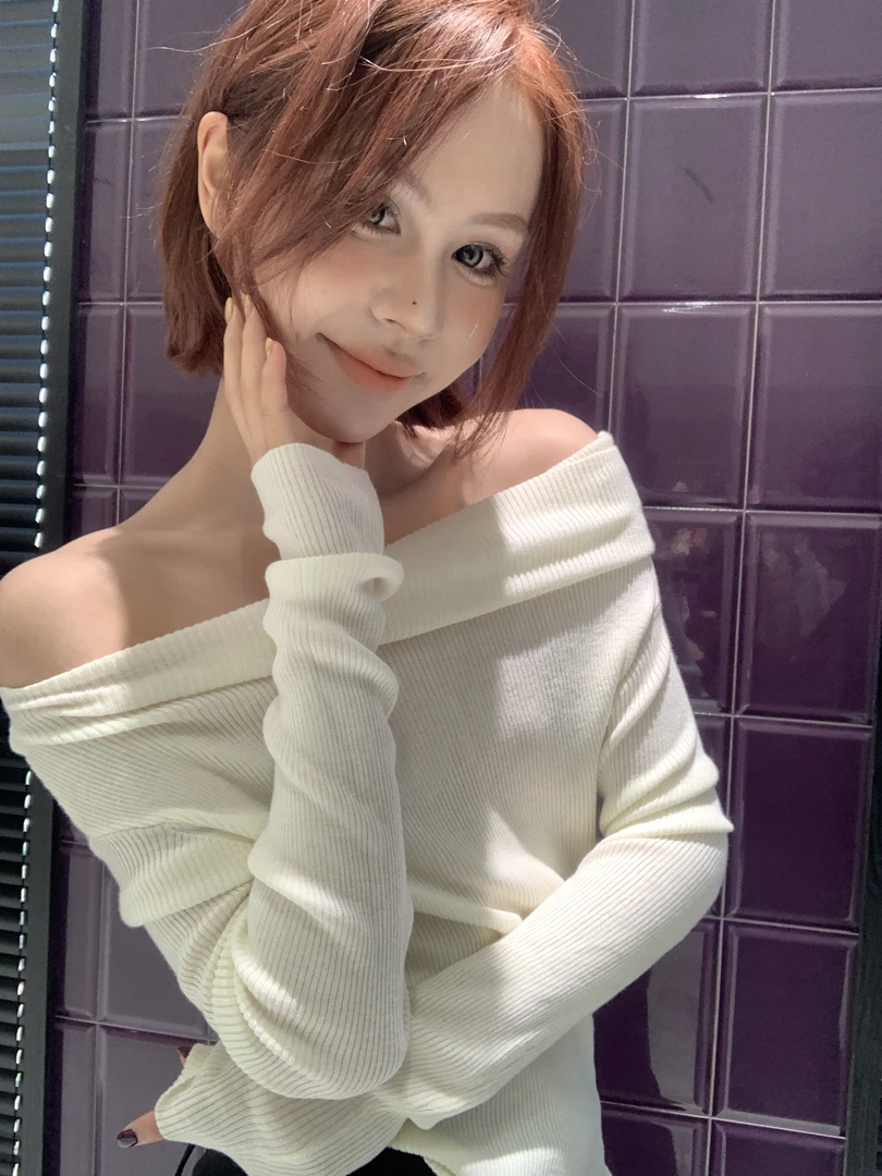 THREE GOOOD/三吉 初秋时分斜肩针织打底衫DZZ240049