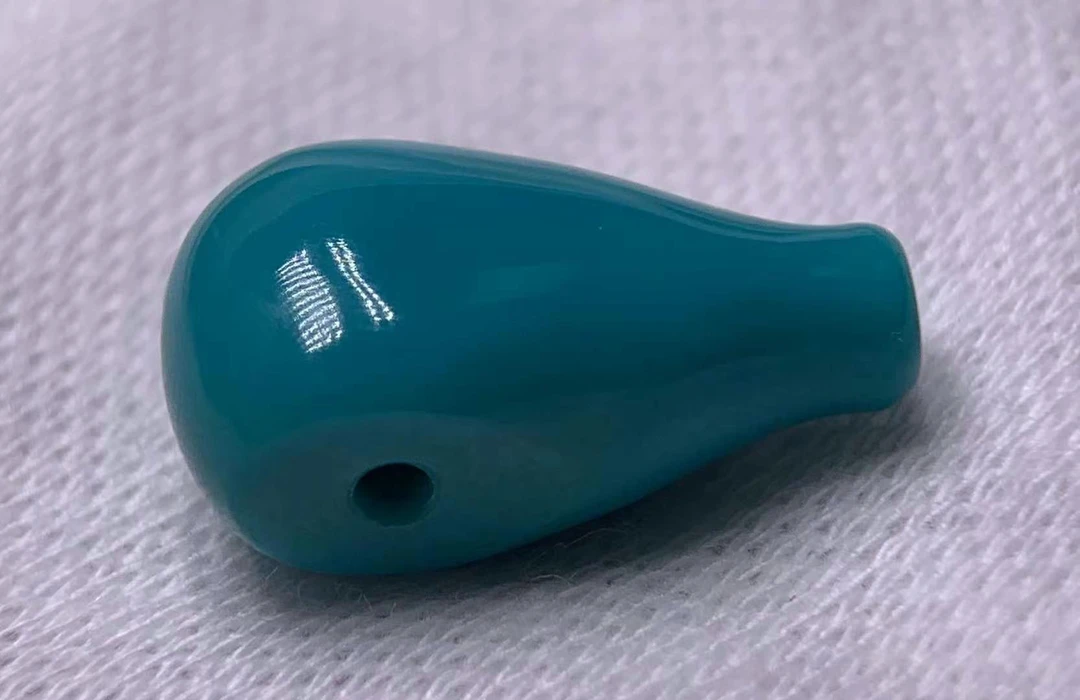 绿松石西施瓶三通，货质细腻干净，玉化料质尺寸9.5×8.8×18m重2.1克