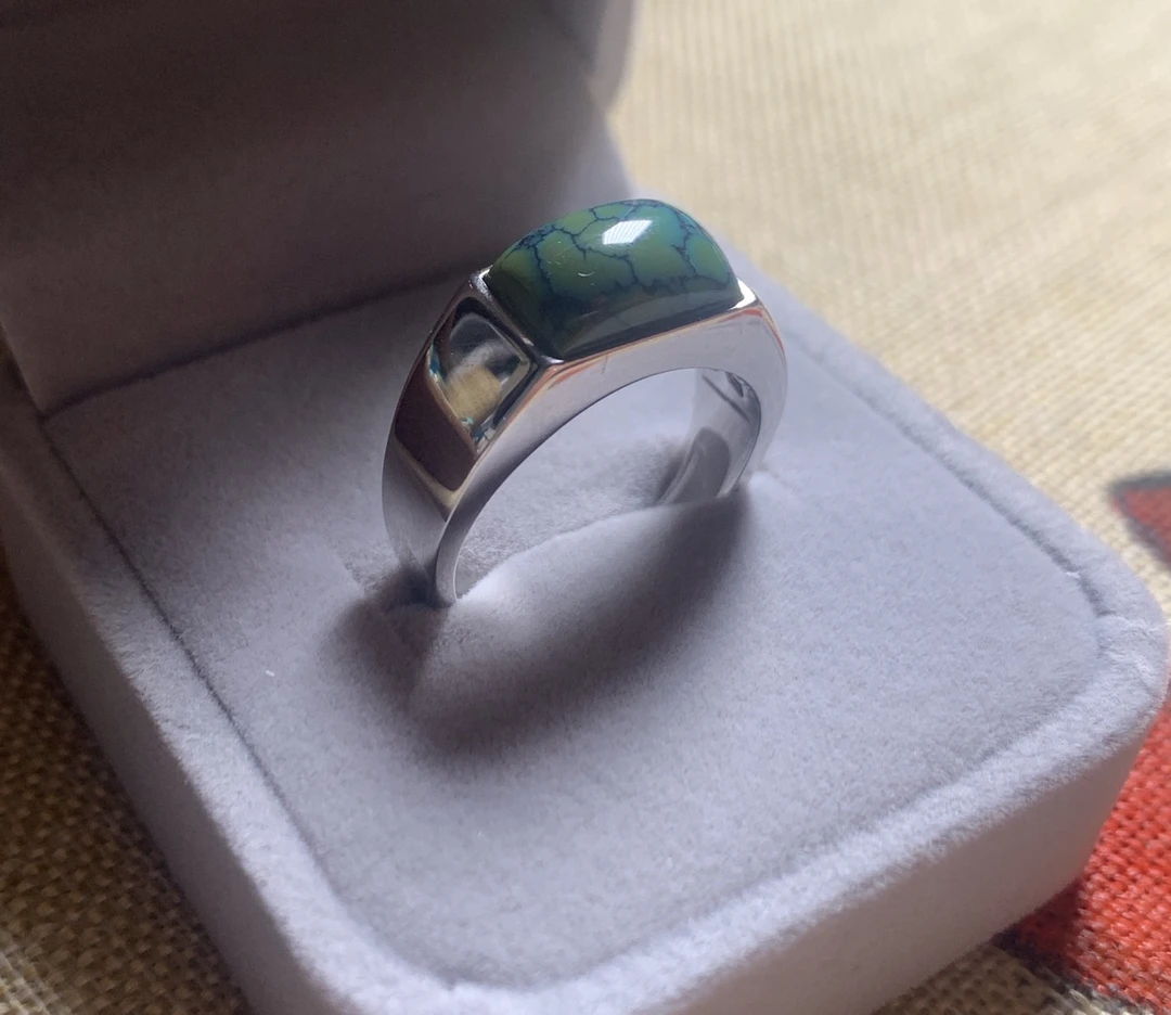 绿松石男款马鞍戒，特色网花，925银镶嵌，尺寸10.9×8.2mm，重6.2克