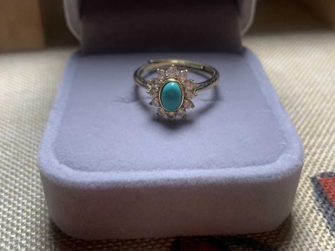 绿松石14k金镶嵌女戒，高瓷高色，货质细腻干净无瑕，佩戴简单大气！