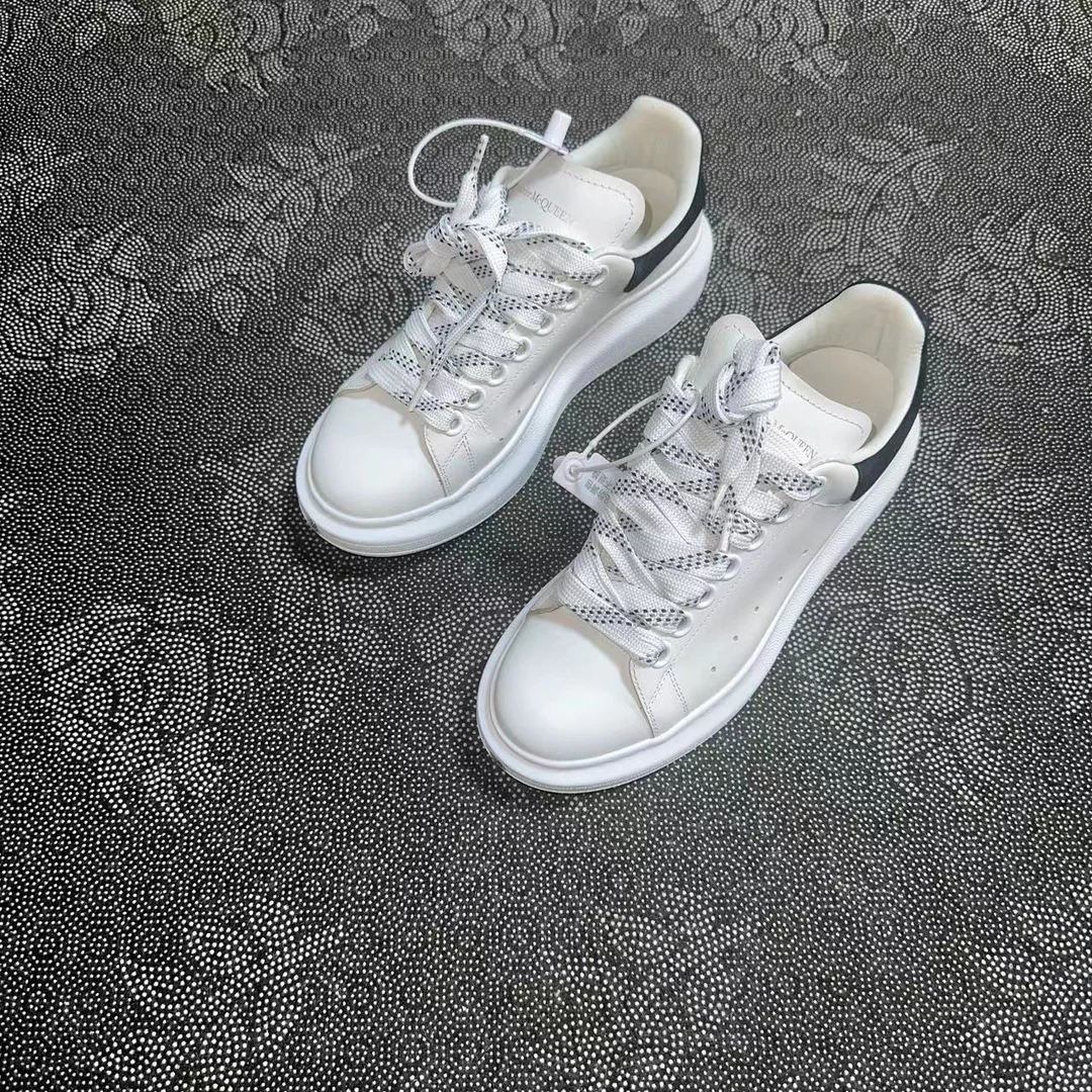 36码 亚历山大麦昆黑尾 97新无原盒 全新价2949 板鞋