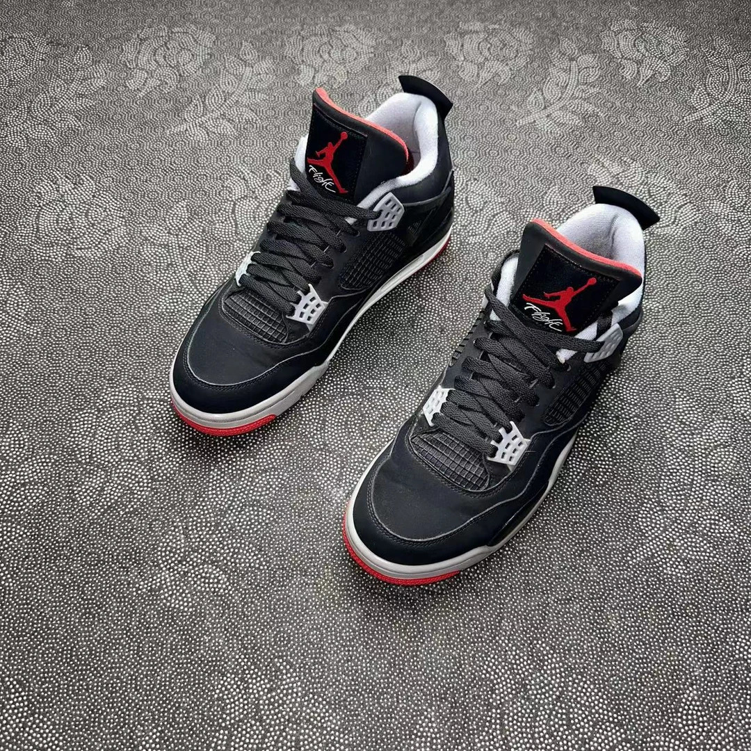 44码篮球鞋 AJ4 黑红 95新配盒