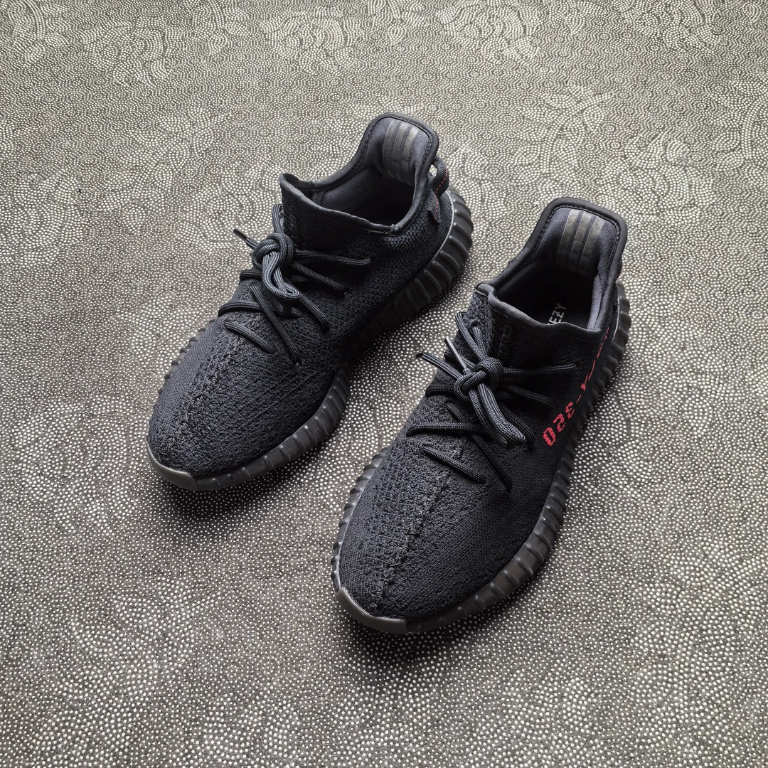 43码休闲鞋 adidas Yeezy350黑红字 98新无原盒 全新价2079