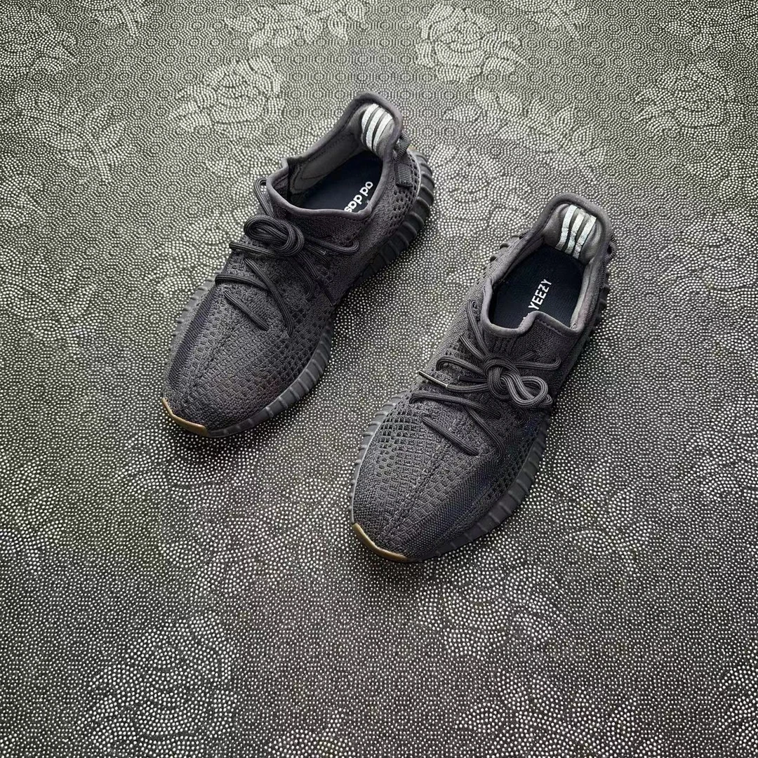 43码休闲鞋 adidas Yeezy350黑生胶 95新无原盒 全新价2599