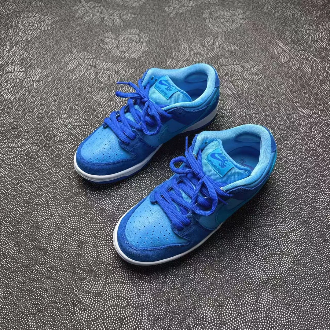 40.5码板鞋 Nike Dunk SB 蓝树莓 98新配盒