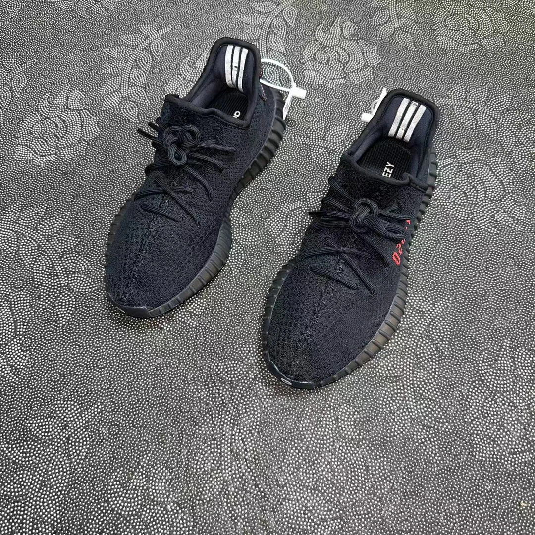 41码休闲鞋 adidas Yeezy350黑红字 9新无原盒 全新价1899