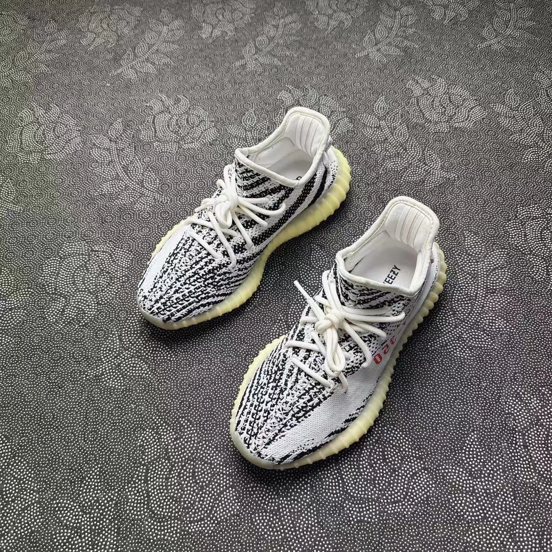 40码休闲鞋 偏小一码 39脚能穿！adidas Yeezy350白斑马 97新原盒