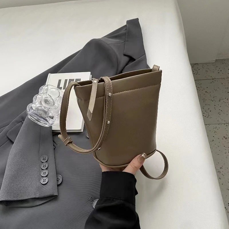2023新款简约休闲韩系单肩轻便水桶包百搭复古迷你斜挎包女通勤包