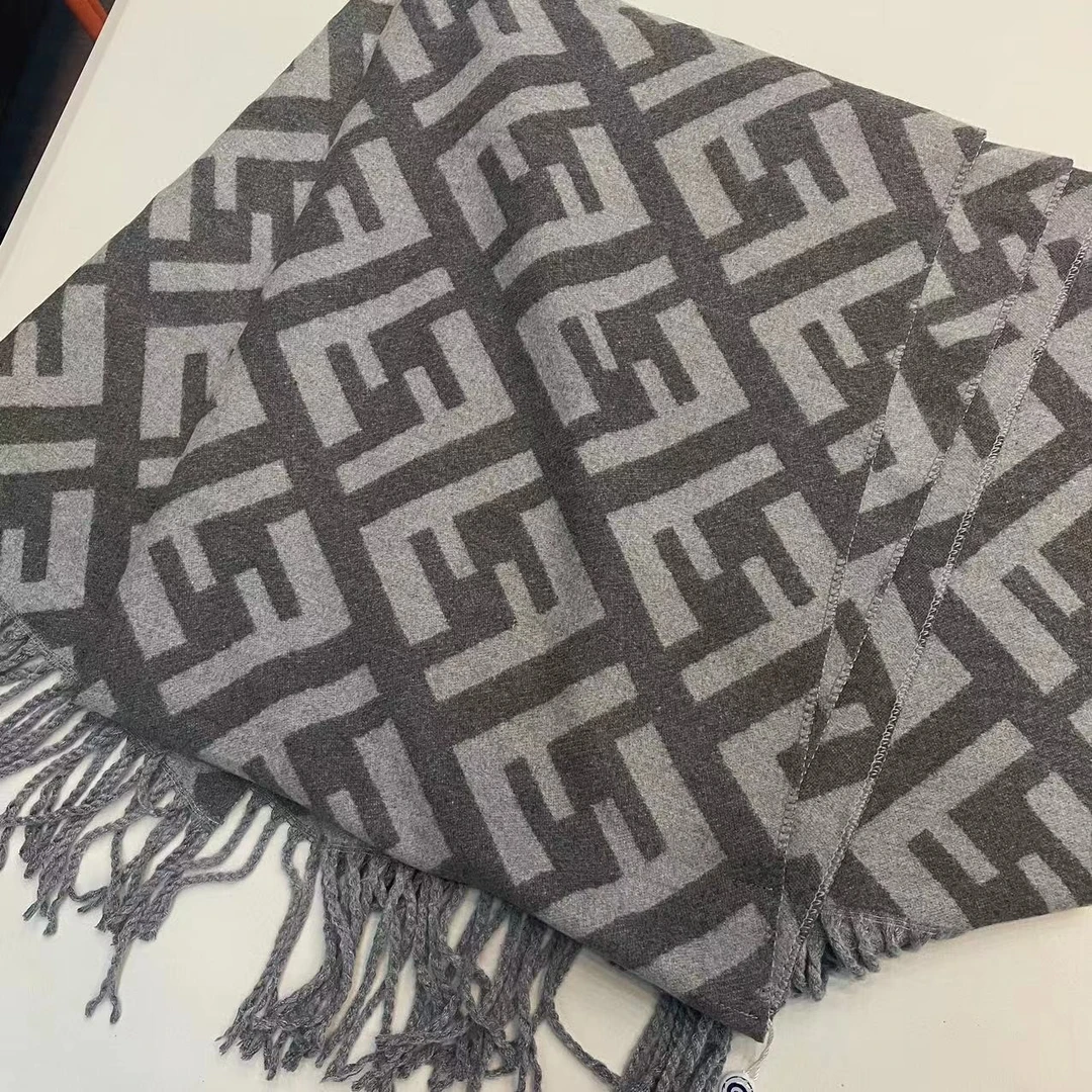 HZ0004 Fendi芬迪 围巾 7500  未使用 1899