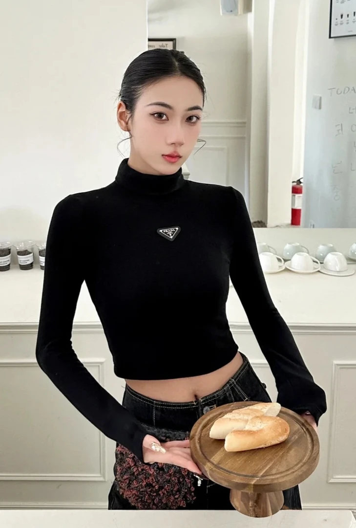 Prada/普拉达23213 黑色三角标毛衣 36码
