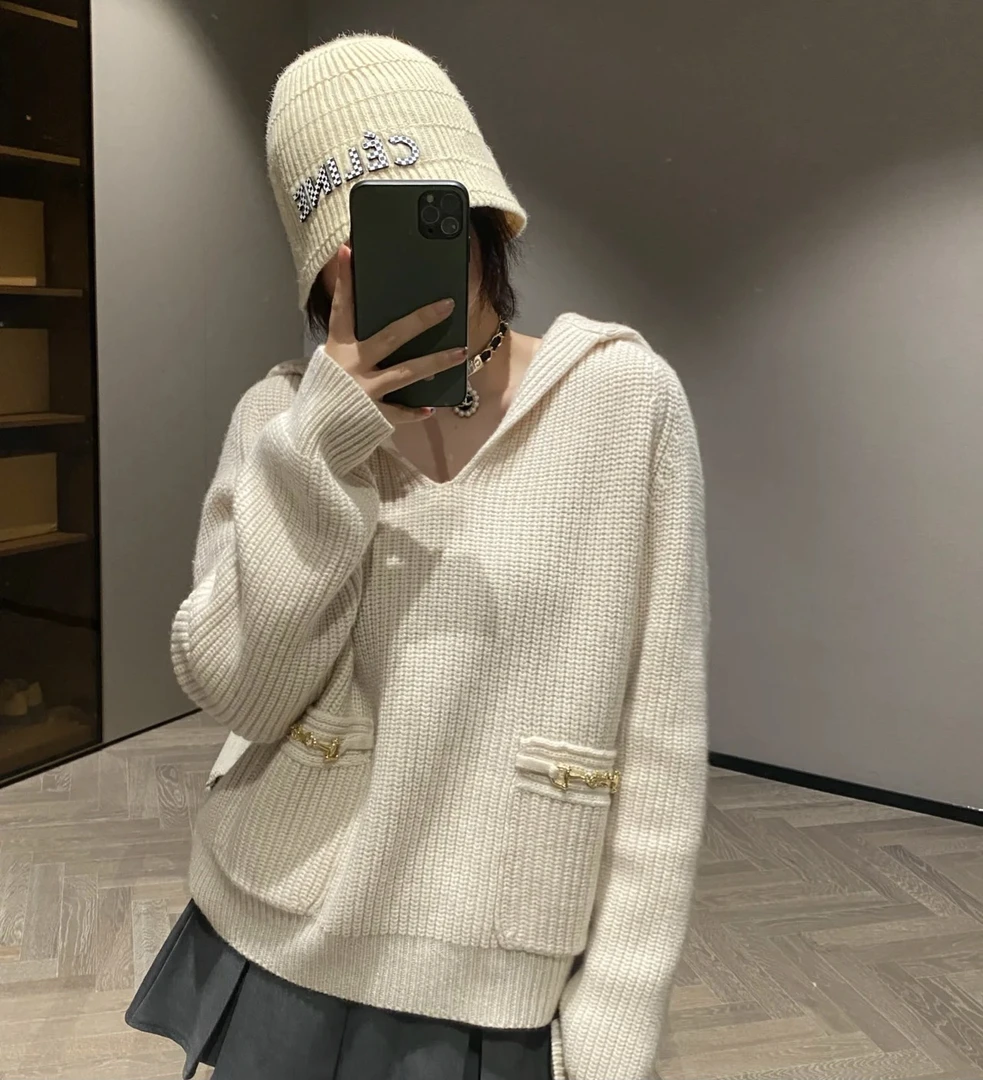 全新未使用 Celine/思琳 bb0766 白色金扣针织毛衣 s码