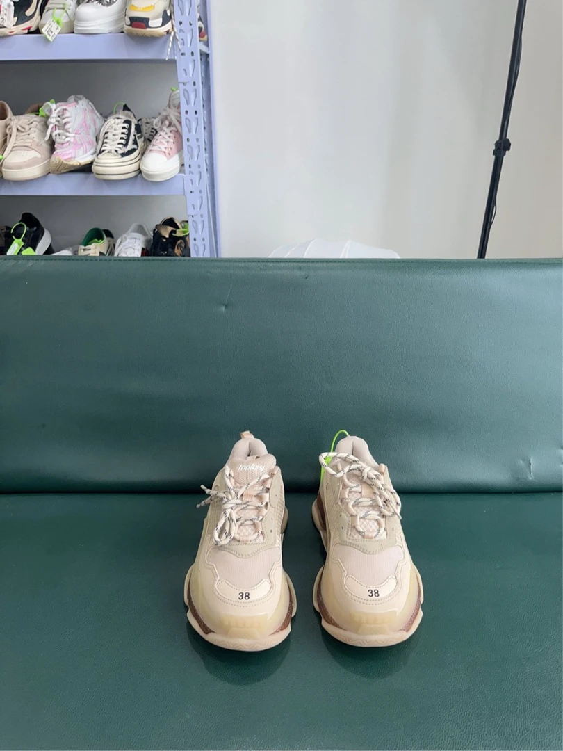 Balenciaga巴黎世家triple s奶茶气垫鞋 38码成色充新  编码d3115