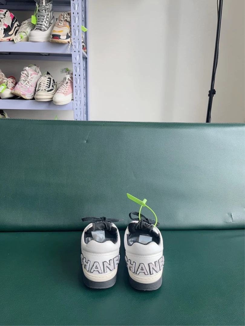 Chanel香奈儿后跟logo新款植绒板鞋    36.5码成色   编码d2296