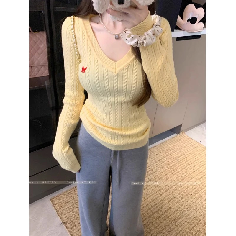 韩系黄色麻花v领针织打底衫女秋冬设计感甜辣妹内搭毛衣短款上衣