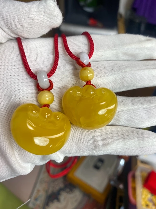 蜜蜡富贵锁一对，大师雕刻