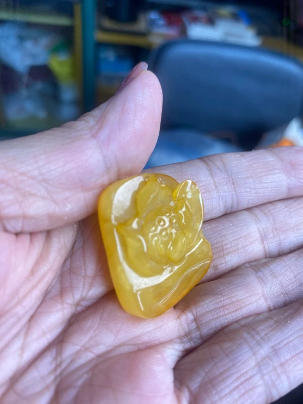 蜜蜡雕刻莲花牌子