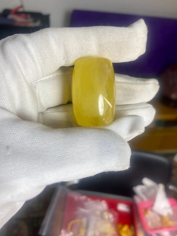 25.6*36俄黄微瑕蜜蜡桶珠