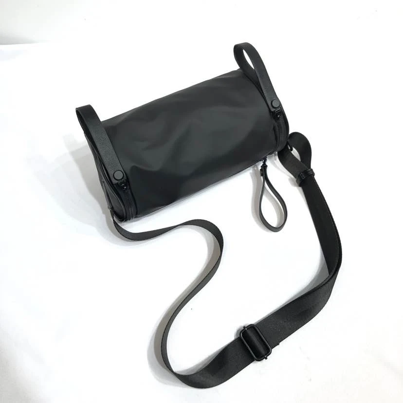 181韩版简约风时尚户外多层休闲斜跨软面单肩包纯色圆筒包