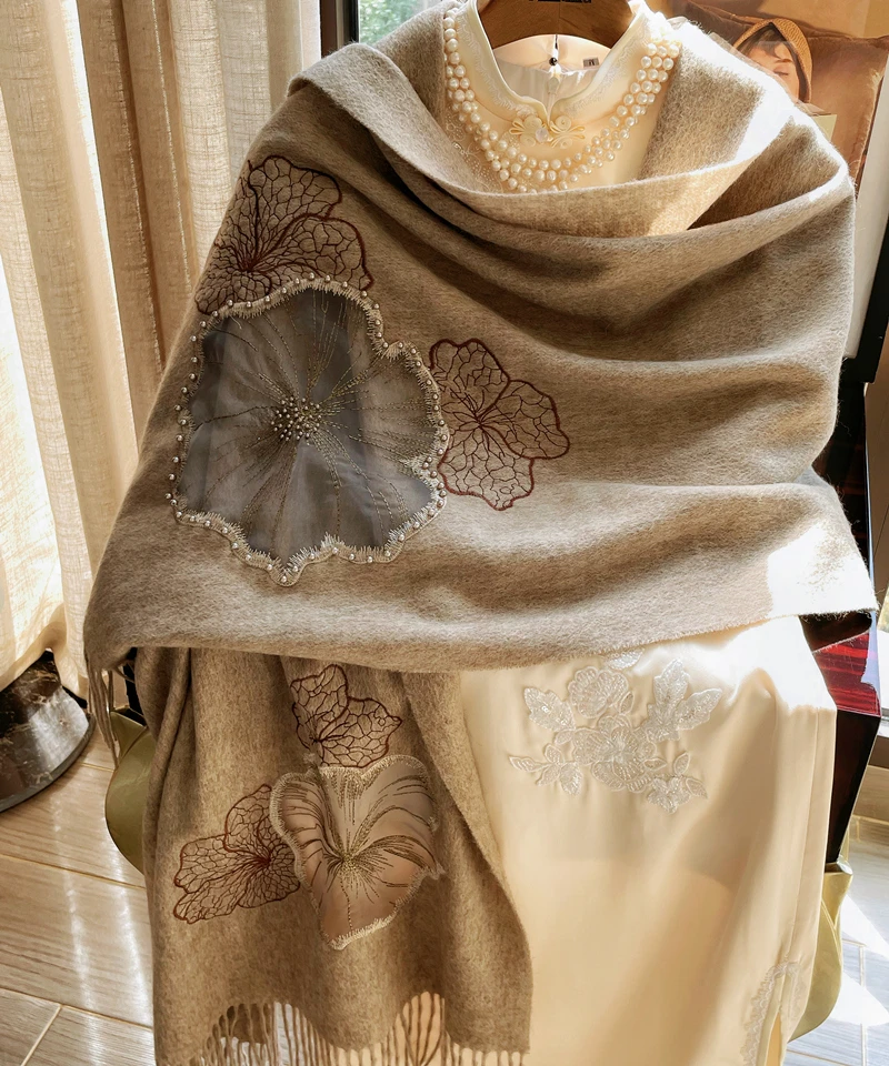 镂空刺绣钉珠羊毛围巾女秋冬百搭保暖柔软加厚时尚披肩节日礼品