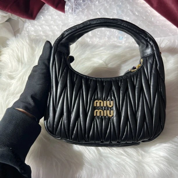 99新 MIU MIU/缪缪 中号黑金wander腋下hobo