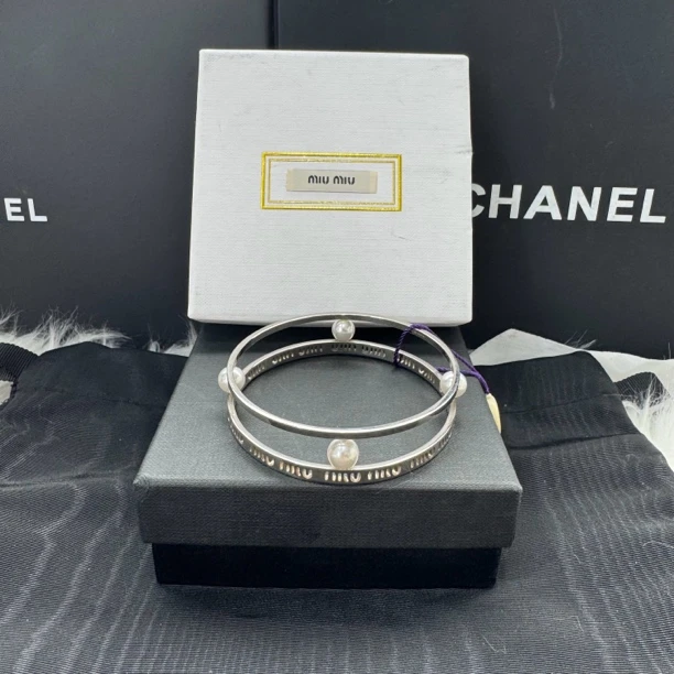 99新 MIU MIU/缪缪 缪缪字母设计珍珠镂空双镯手镯（174）（未使用）