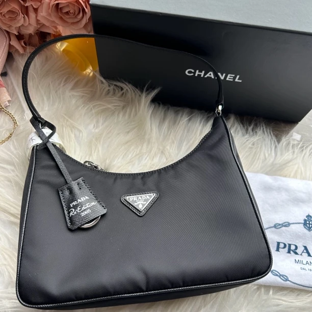 99新 Prada/普拉达 黑色尼龙腋下hobo