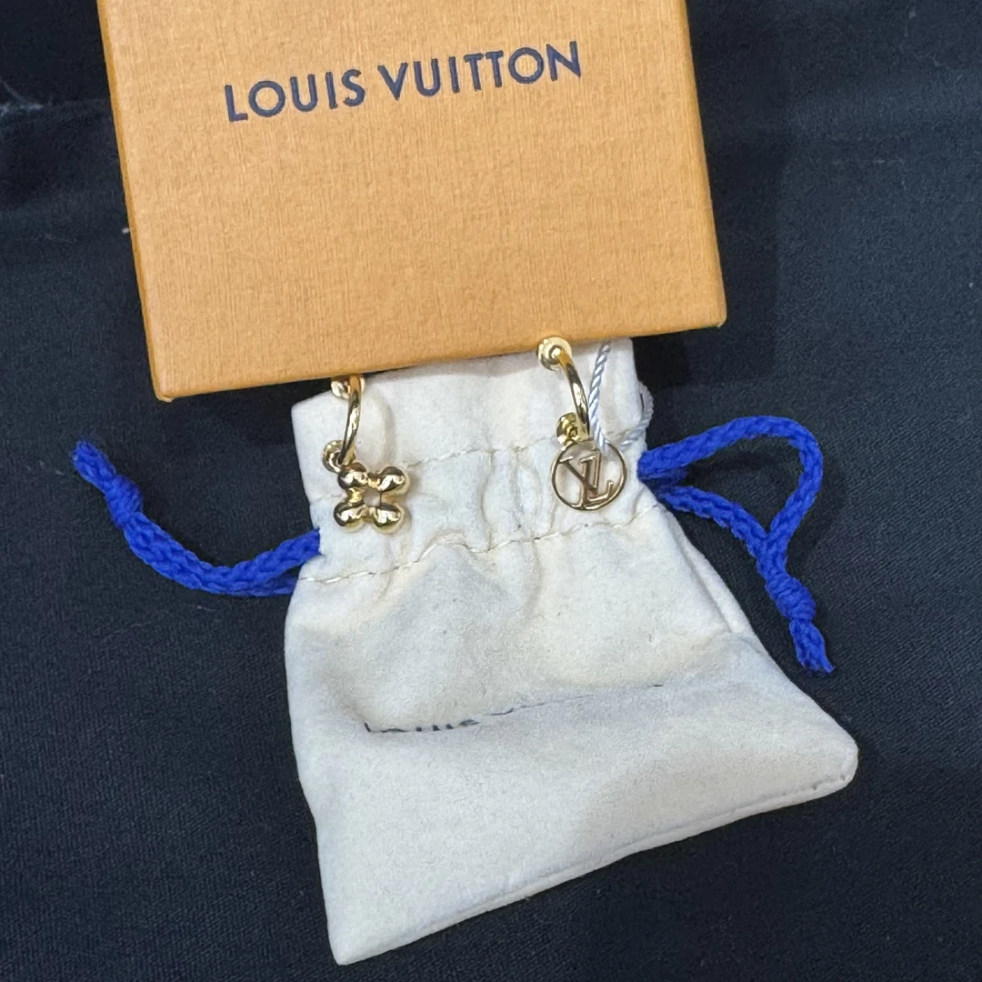99新 LouisVuitton/路易威登 金色花卉logo不对称吊坠耳钉（207）